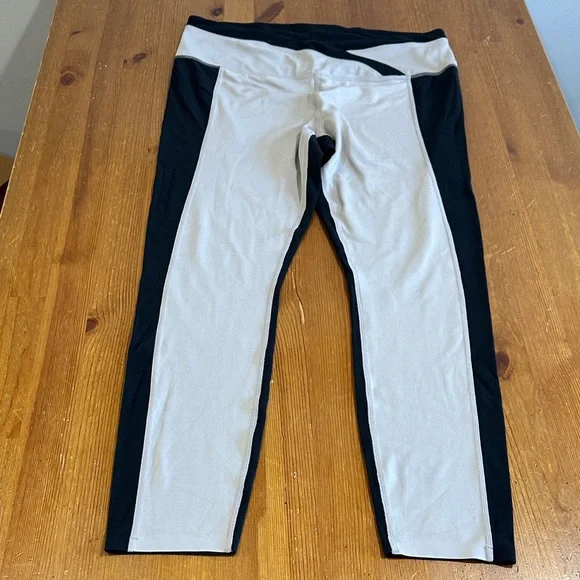 Athleta Women’s Black and Cream Leggings - Picture 2 of 12